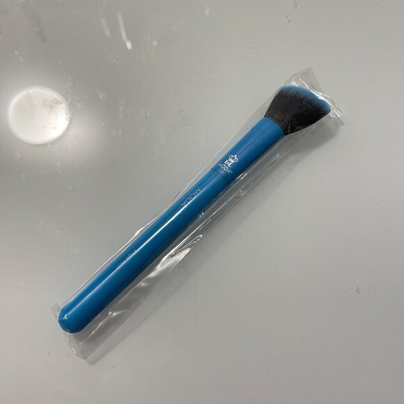 Moda Pro New Neon Blue Vegan & Cruelty Free Angle Contour & Blush Makeup Brush - Picture 3 of 6